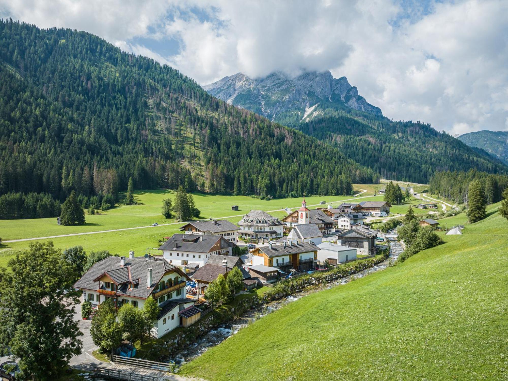 Gasthof Albergo Dolomiten Prags Exteriör bild