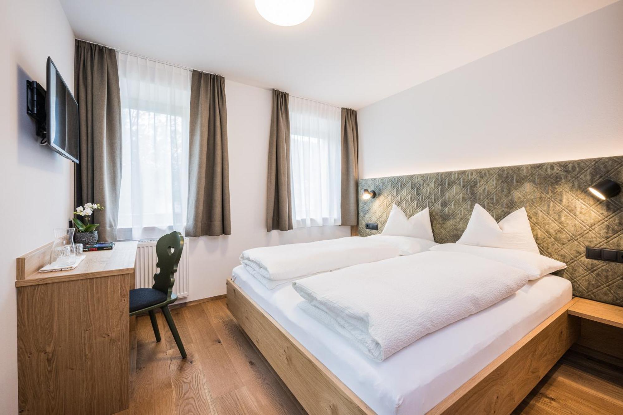 Gasthof Albergo Dolomiten Prags Exteriör bild