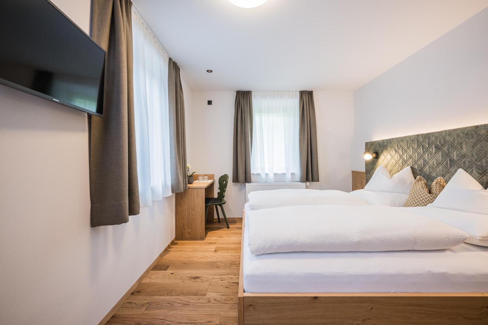Gasthof Albergo Dolomiten Prags Exteriör bild