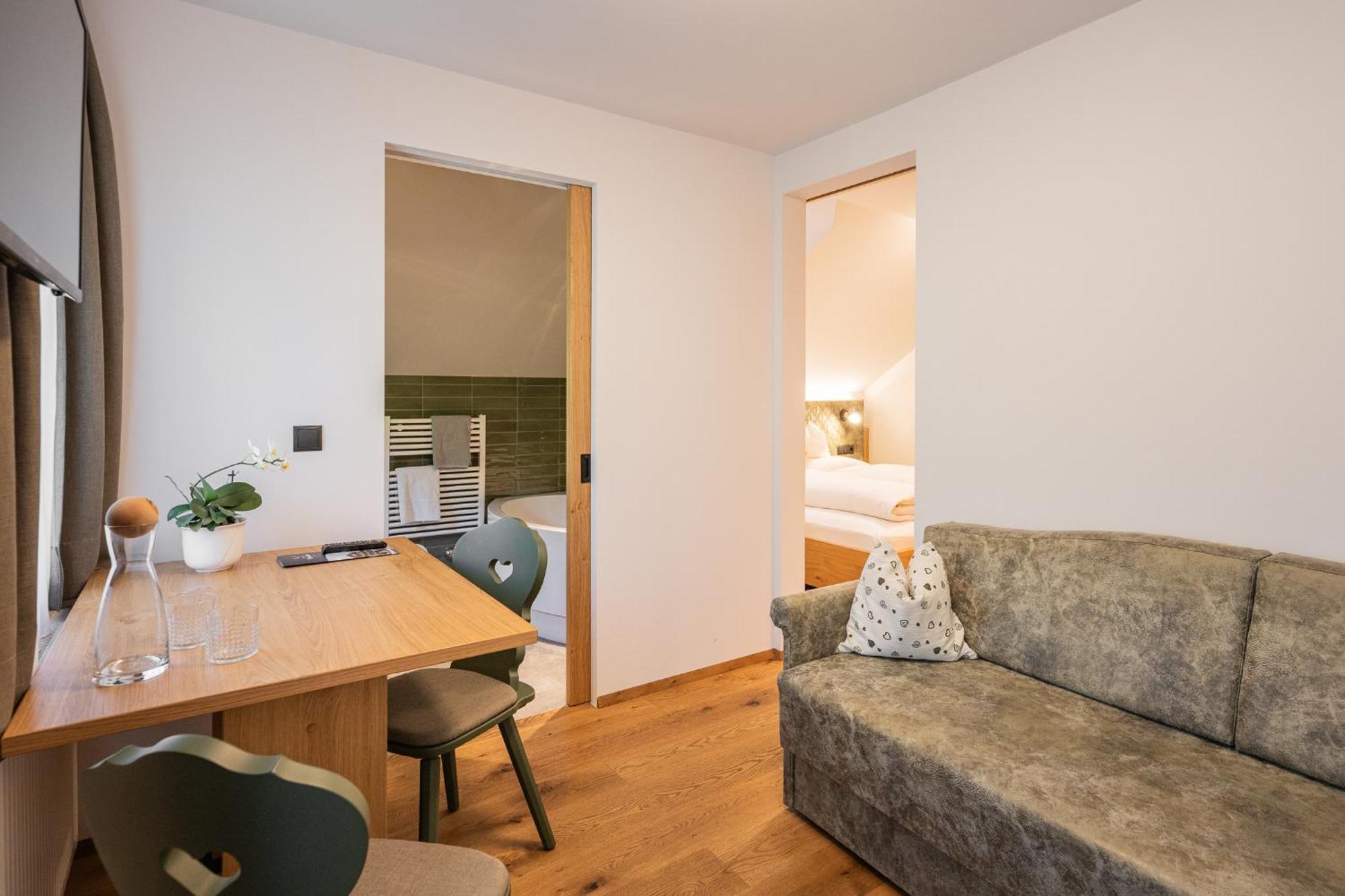Gasthof Albergo Dolomiten Prags Exteriör bild