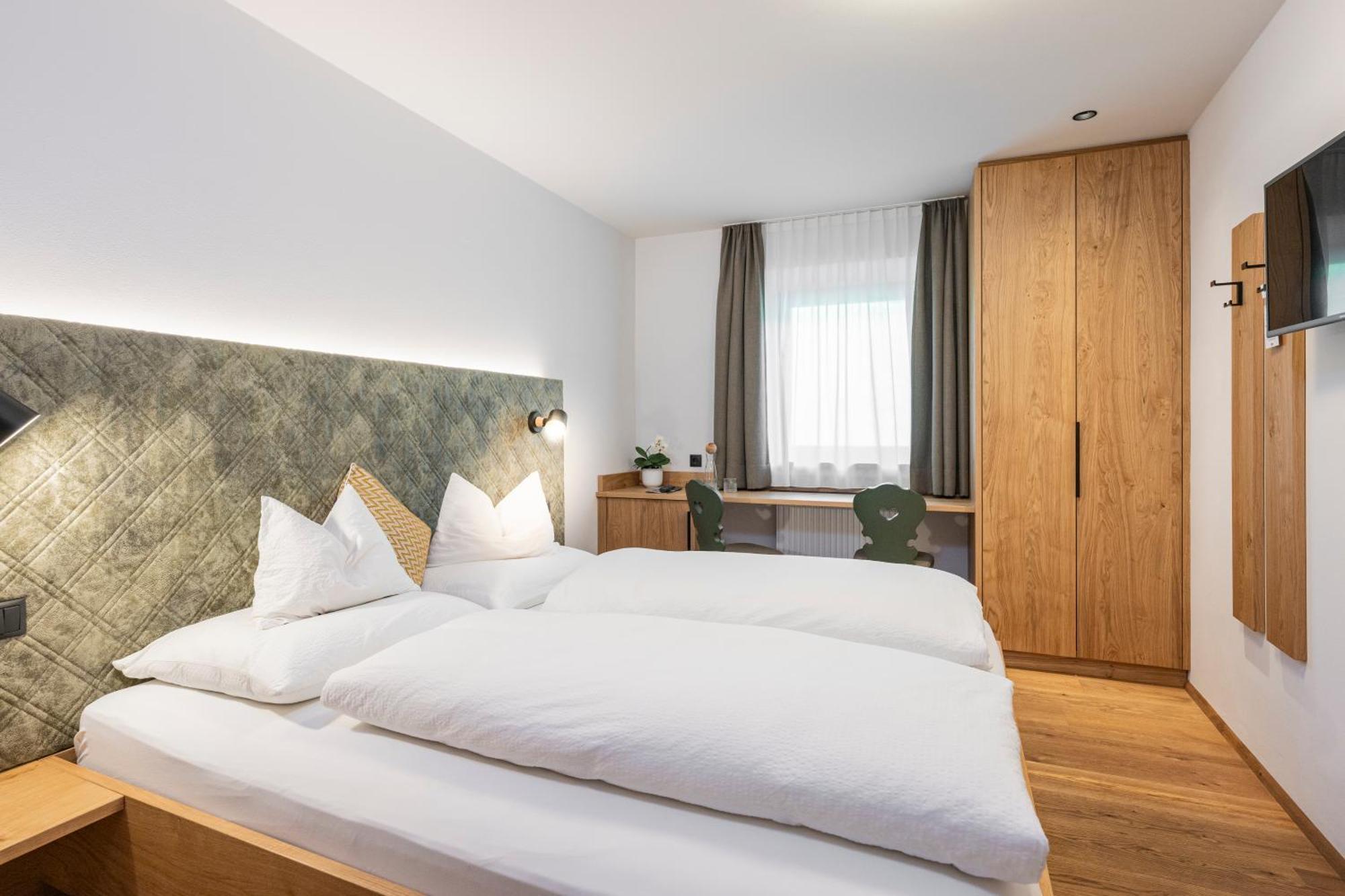 Gasthof Albergo Dolomiten Prags Exteriör bild