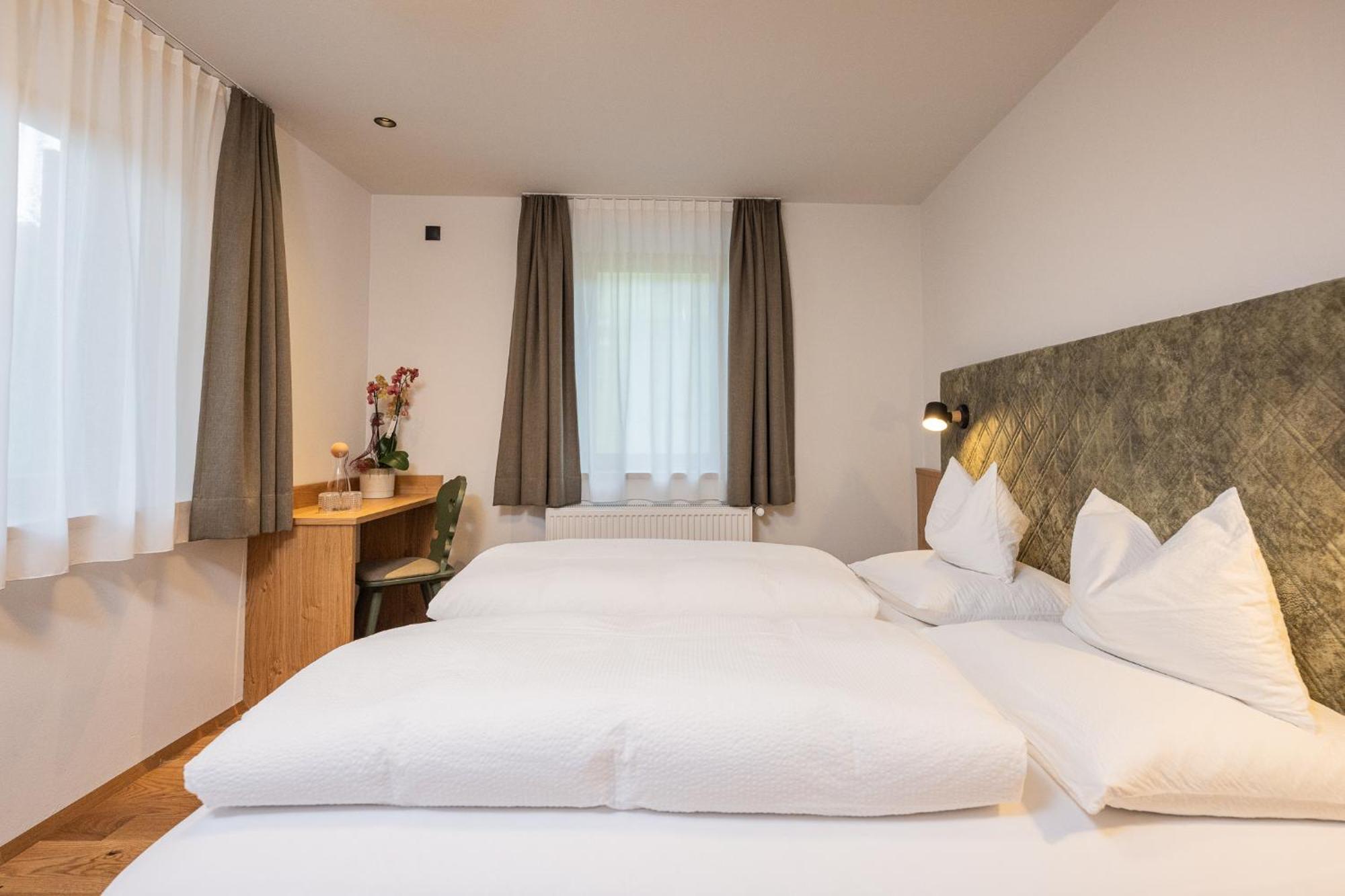 Gasthof Albergo Dolomiten Prags Exteriör bild