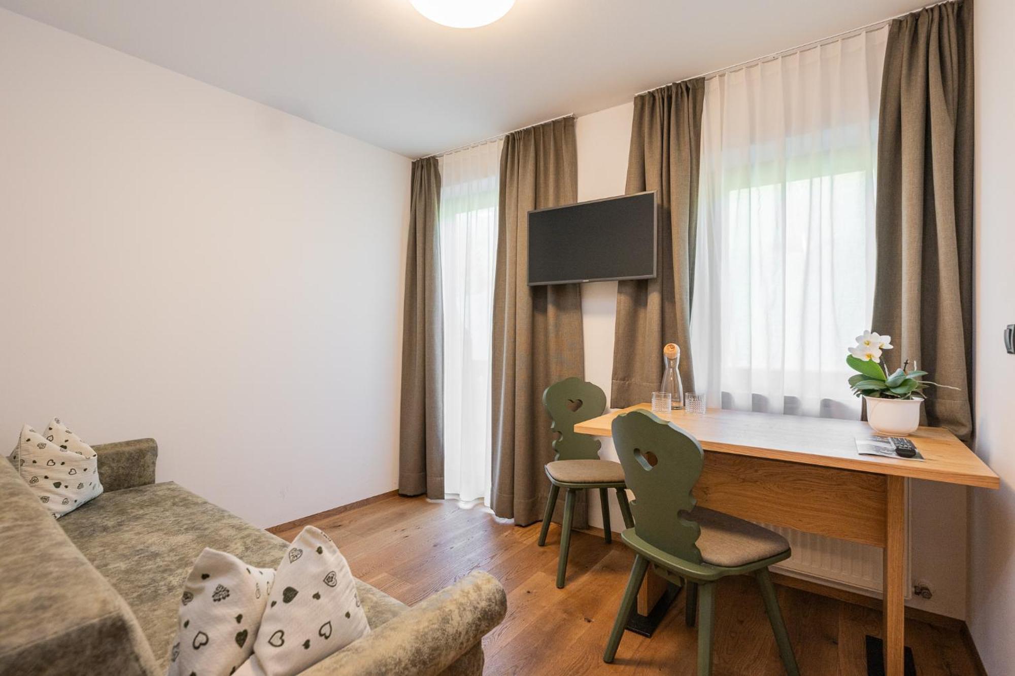 Gasthof Albergo Dolomiten Prags Exteriör bild
