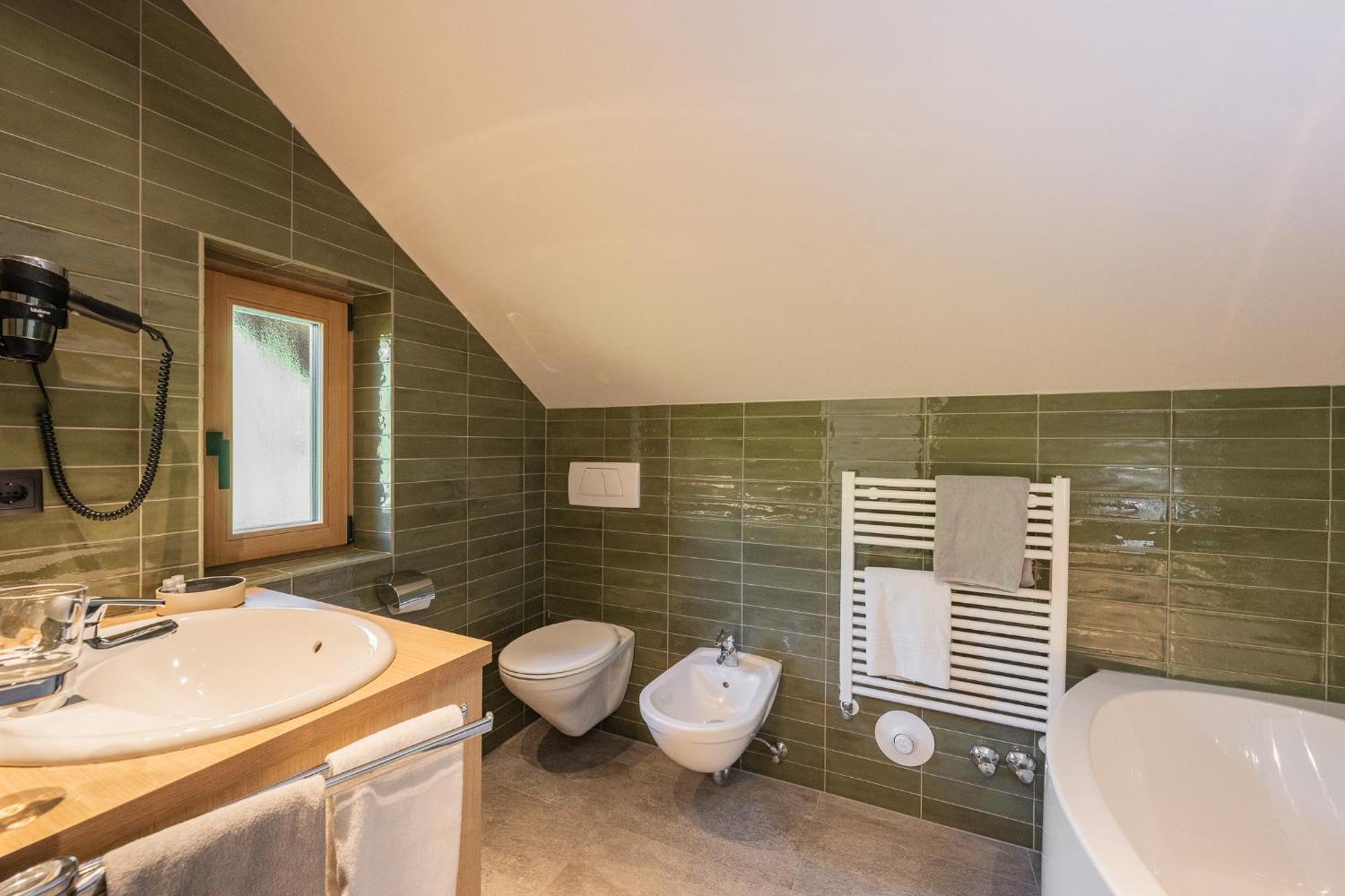 Gasthof Albergo Dolomiten Prags Exteriör bild